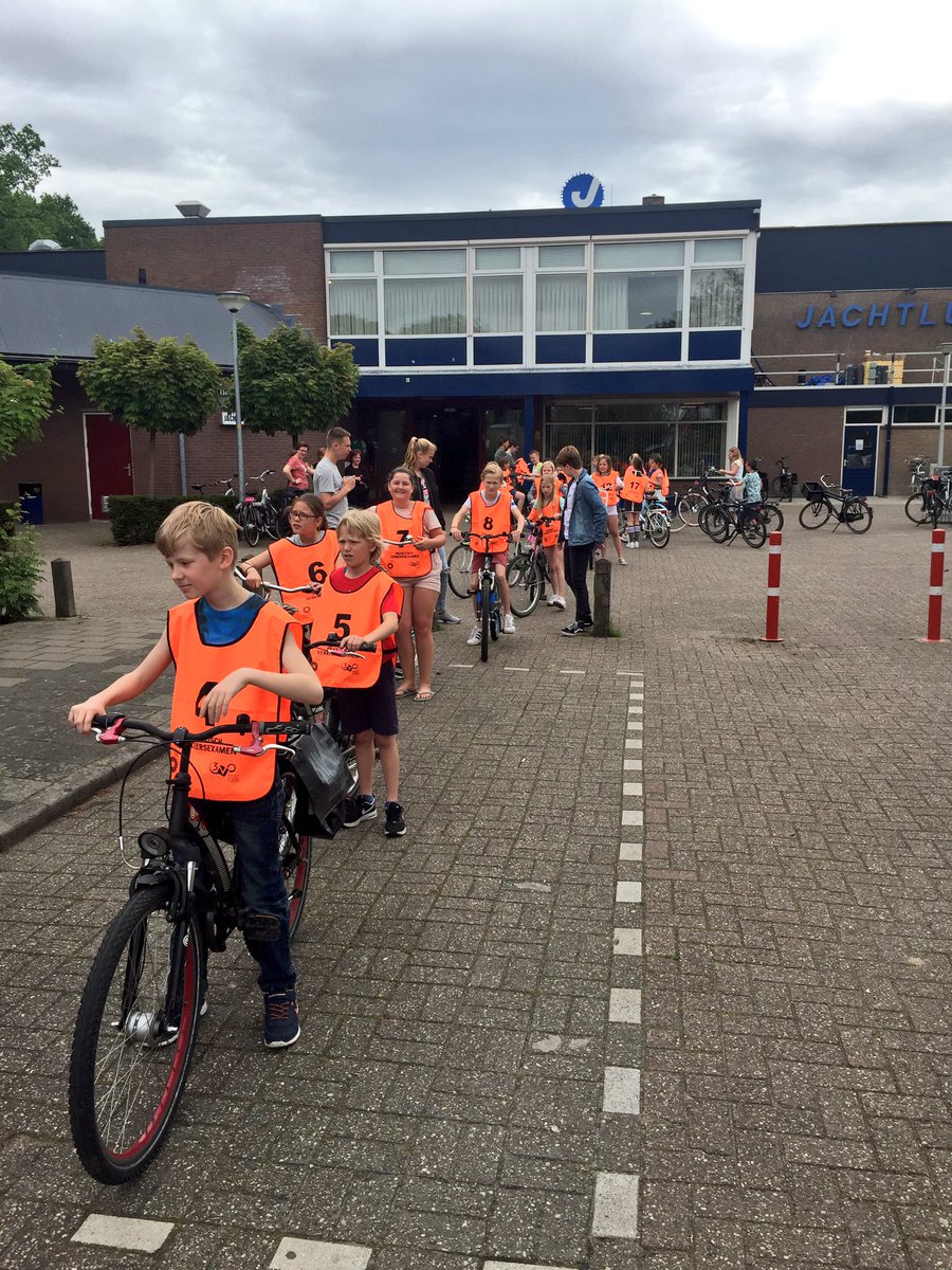 Groep 7 staat klaar voor het praktisch Verkeersexamen! 🚲👏🏼 #verkeersexamen #vvn #groep7 #succes
