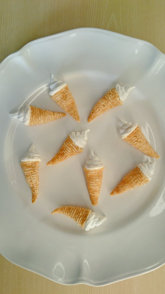 Nao ソフトクリーム みたいなメレンゲクッキーです とんがりコーンの上にメレンゲクッキーをトッピング しました メレンゲサクサク です アイスにトッピングしても お腹ペコリン部 お菓子作り好きな人と繋がりたい クッキー ソフトクリーム