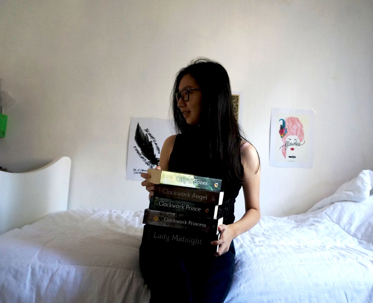 stringofpages's tweet photo. when you try to be izzy but failed miserably 😂at least i still got my books! #loscontest https://t.co/DEtuEbM2WF