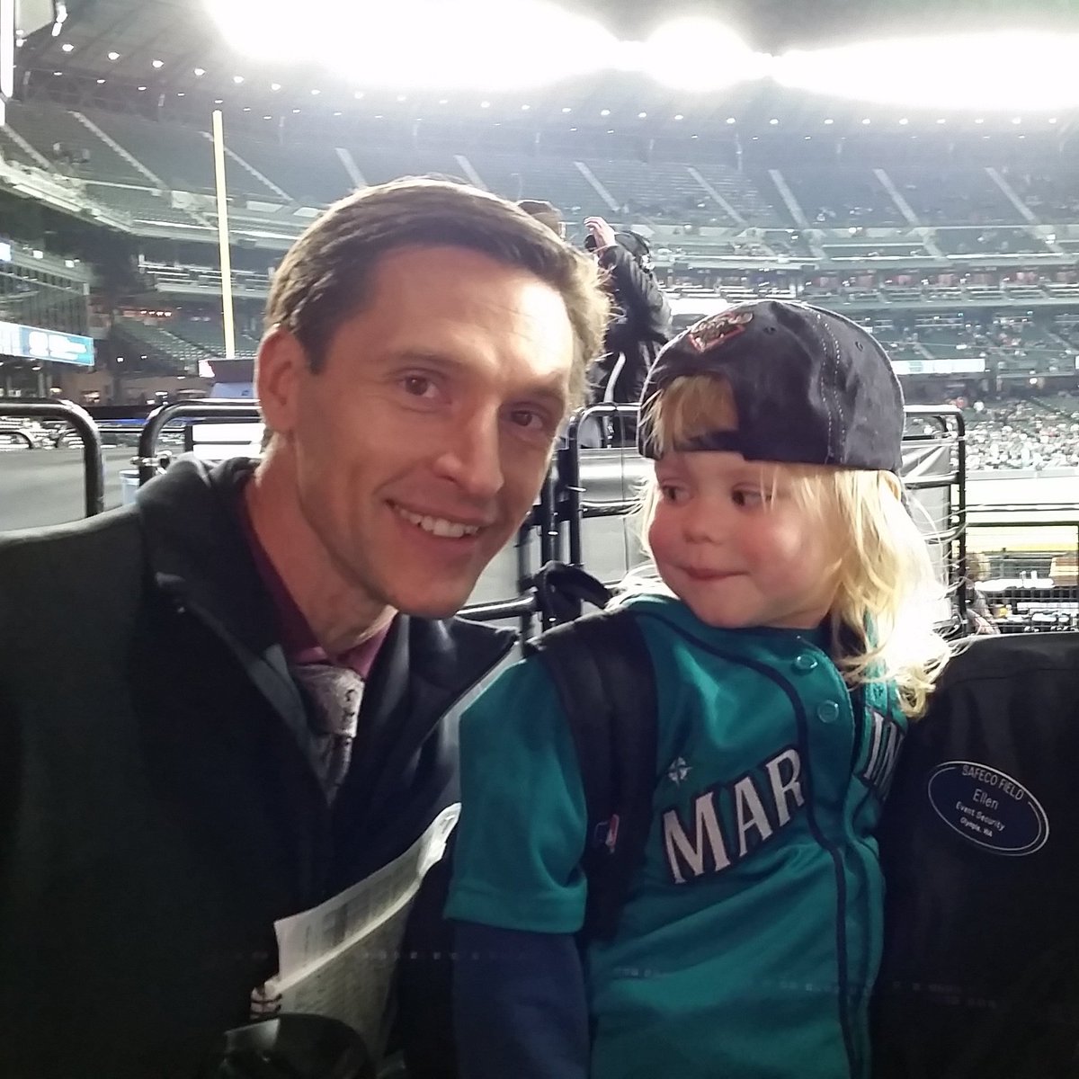 SpamRichter's tweet photo. @ROOTSPORTS_NW got to chat with Brad https://t.co/ojic4SI4NR