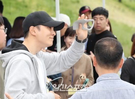 Joo Won memasuki tempat pelatihan wajib militer
