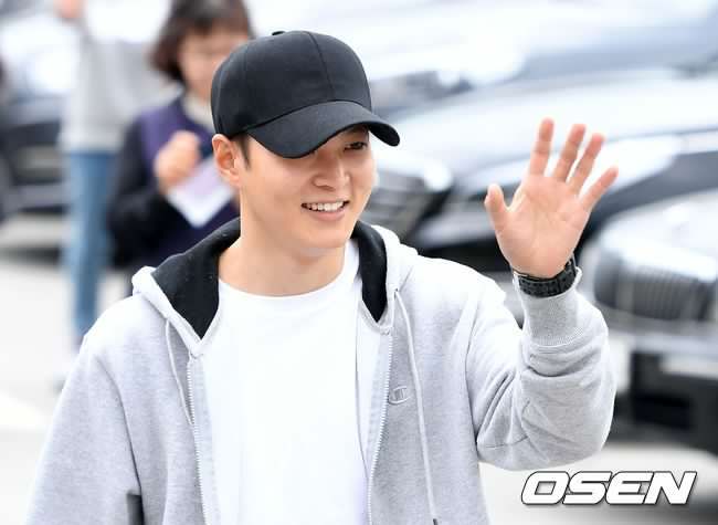 Joo Won memasuki tempat pelatihan wajib militer