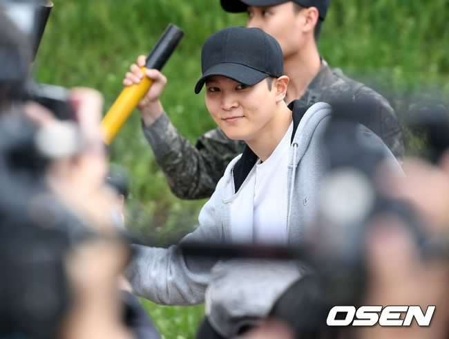 Joo Won memasuki tempat pelatihan wajib militer