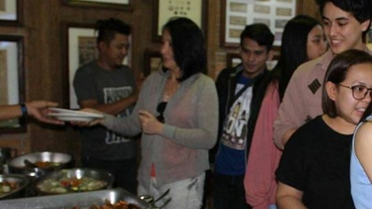 flyer_chavz's tweet photo. Para kanino ang isang plato kung si Edward may plato na?Why so sweet Mommy Cathy?

SummertimeWith MAYWARD
[pctto] https://t.co/M3nXbKYDfG