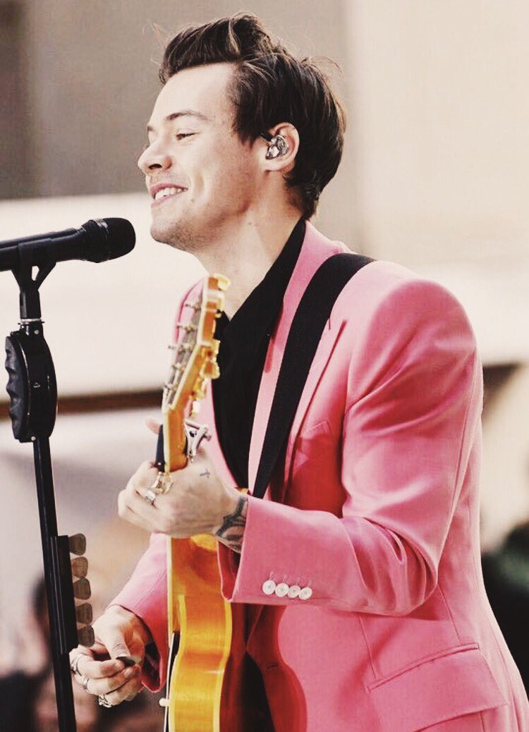 morganrubyeliza's tweet photo. THREAD: FAVOURITE HARRY STYLES PICTURES 💒🌷💓✨ https://t.co/7b6vaBTanF