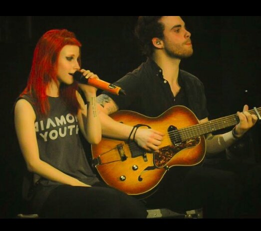 ParamoreFansInt's tweet image. Hayley and Taylor singing "In the mourning" on February, 15, 2013 in Manila.
