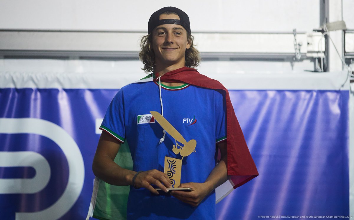 PressMareItalia's tweet photo. https://t.co/1JsDrPlIlt #nautica #barche #vela #windsurf #RSX #NicoloRenna #Campione #Medaglia #Oro #Europeo #CircoloSurfTorbole https://t.co/b2UUtYlFFK