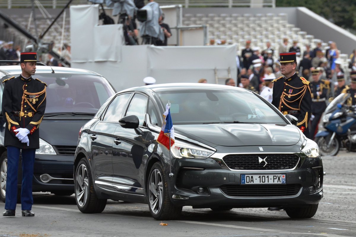 DS_AU_Official's tweet photo. DS 7 CROSSBACK, French Presidency car arrives at the Elysée. # Investiture2017🇫🇷 https://t.co/EhQfC1FUd2