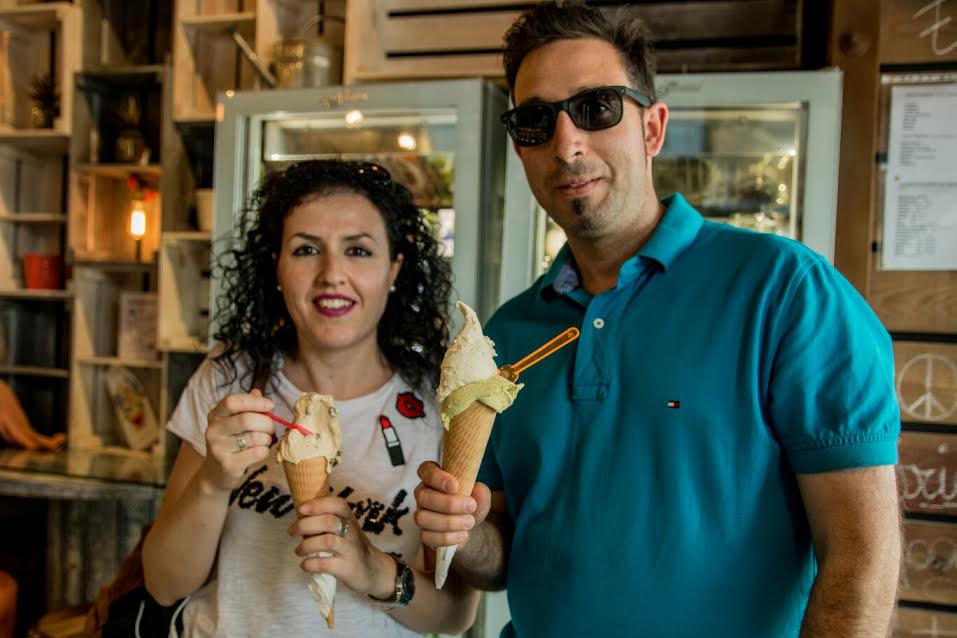 PuroEBioSevilla's tweet photo. Es una gran satisfacción ver como disfrutan tomándose nuestros helados...¿Y tu, no vas a probarlos? #HeladeriasSevilla https://t.co/CBLGjAdlCR