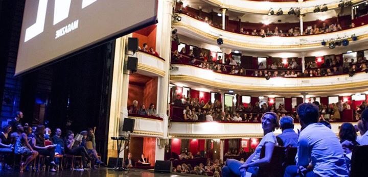rdvjuillet's tweet photo. A quoi ressemblerait un journal si on le faisait en direct ? Réponse le Dimanche 16 juillet au théâtre d'Autun avec @florencemk ! https://t.co/v5O0bGtqKY