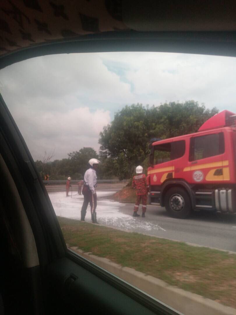 n9Jangx's tweet photo. Seremban 2 - Minyak tumpah di simpang berhampiran Stadium Hoki. Pihak bomba sdg menjalankan proses pembersihan .
credit #RTN9 #Bomba https://t.co/O6uSoRLQ2L