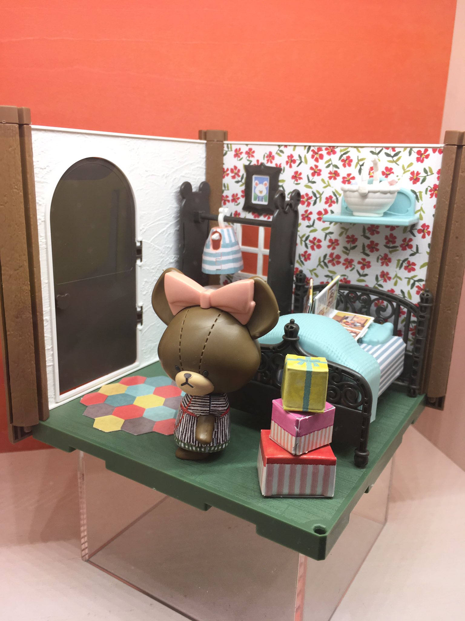 香坂きの プラモボランティアお姉さん ハコルームって知ってるー 可愛いキャラクターとお部屋が作れるプラモデルなんです 今 くまのこジャッキー作ってるとこ ガンプラとは違う売り場 女の子向けのおもちゃコーナー等 にあったりするので ひょこっと