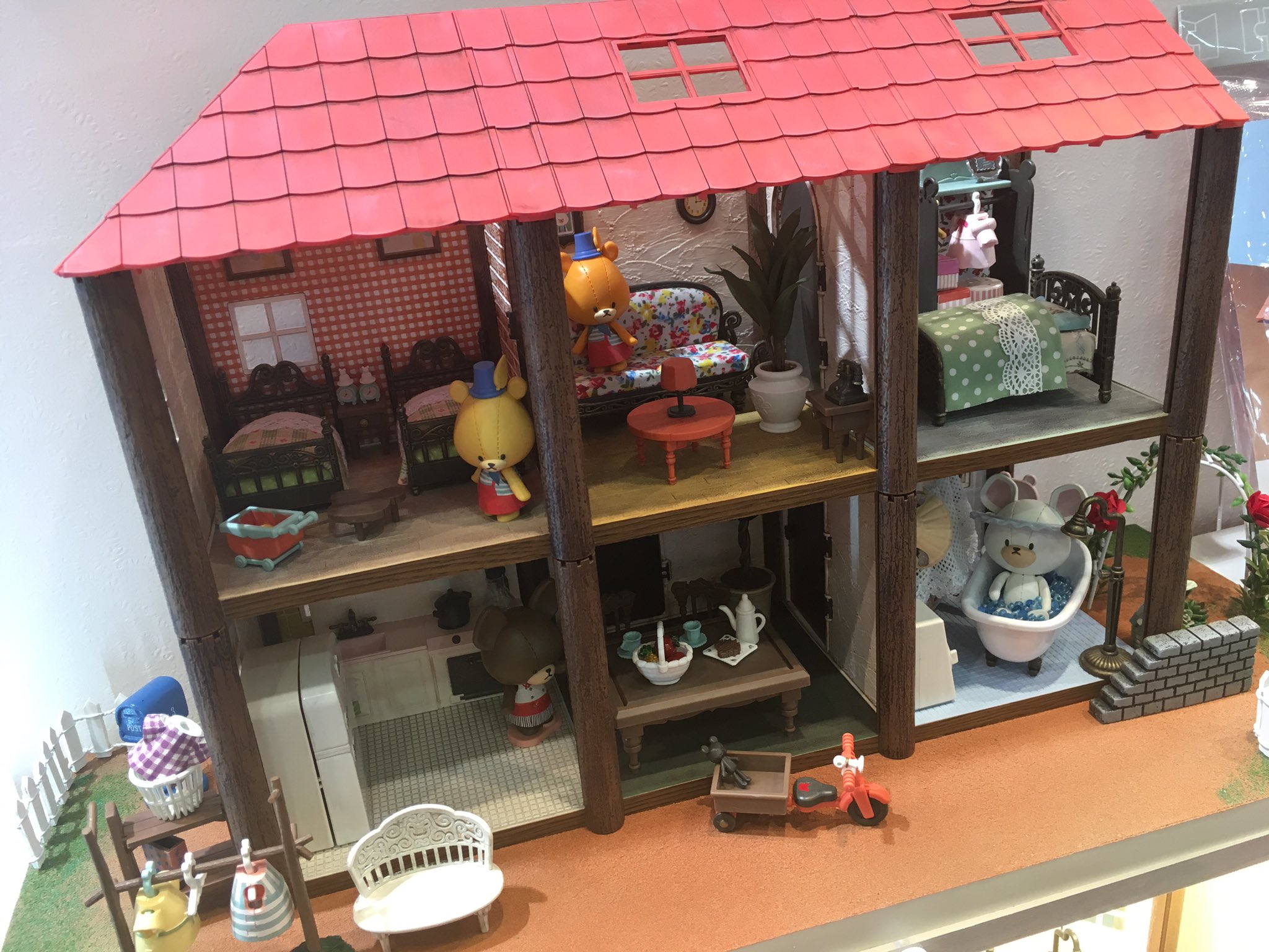 香坂きの プラモボランティアお姉さん ハコルームって知ってるー 可愛いキャラクターとお部屋が作れるプラモデルなんです 今 くまのこジャッキー作ってるとこ ガンプラとは違う売り場 女の子向けのおもちゃコーナー等 にあったりするので ひょこっと