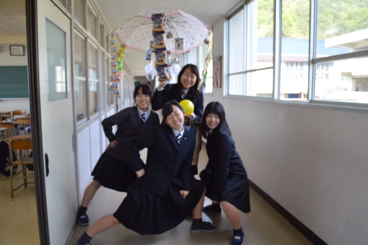 jisk_rwms's tweet photo. すごーく前のことだけどふと思った
この写真めっちゃ青春
特に2枚目のラムネの立体感
あとボーロの奥行き
見えにくいけど奥のやつボーロ https://t.co/Y4JIzDXoDf
