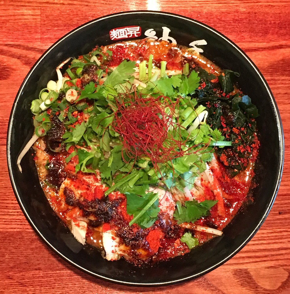 ট ইট র 鉄板焼き 拉麺 麺昇 神の手 神の手といえば この赤いラーメン この写真はパクチーとチーズのトッピングありのものです 当店ではたくさんの種類のトッピングがお好みで楽しめます お気に入りのラーメンを自分だけのラーメンにカスタマイズして