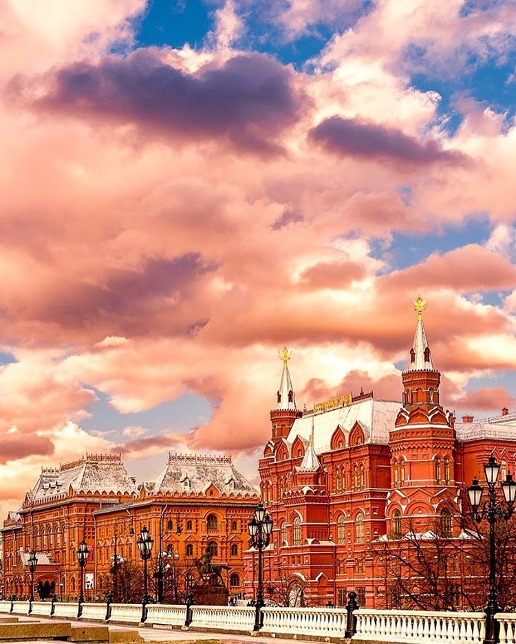 DmitryBasharov's tweet photo. Пока за окном пасмурно и дождливо, посмотрите на пурпурную Москву в фотографиях :) #Moscow #look #architecture #urban #photo #Travel https://t.co/NsUtT1kcFO