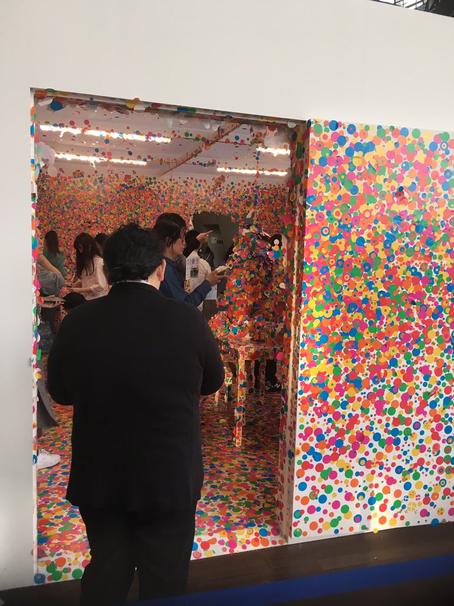平中なごん Pa Twitter 新国立美術館 の 草間彌生展 私は ミュシャ展 の方を見に行ったので入れませんでしたが こんな自分も 水玉 アート 作品に参加する部屋がありました スゴく混んでます 草間彌生 新国美 六本木 乃木坂 美術館 前衛アート 芸術