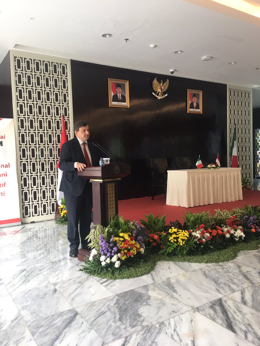 CarloCalenda's tweet photo. Very effective meeting with vice Minister for energy @ArcandraTahar on how to promote #CleanEnergy #investment and to sign strategic MoU https://t.co/HfVPtJyq0o