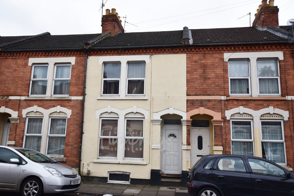 #Northampton #Students
- 3 Double Bedroom Property
- Available July
- Close to Avenue Campus
- £81 PPPW
Call 01604 217826 to Book a Viewing!