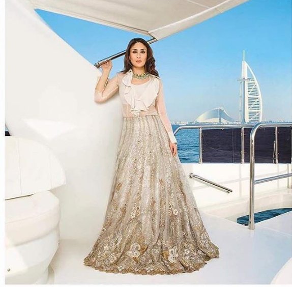 FashionCollec12's tweet photo. The power shot! oQueen of Bollywood, Kareena Kapoor Khan, in pristine whites by #TenaDurrani. 
See the exclusive pictures in Asiana Mag https://t.co/PSN1JJowex