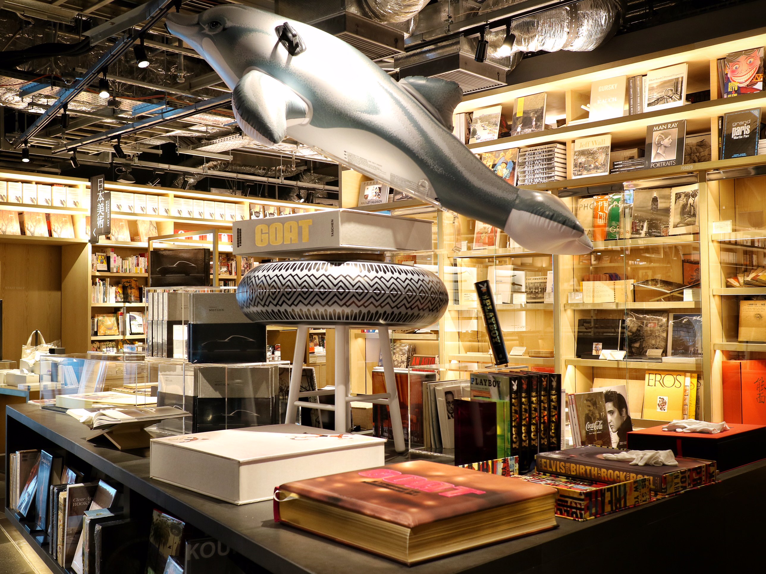 銀座 蔦屋書店 銀座 蔦屋書店にイルカが現れた Big Book 新入荷 モハメド アリのビッグブック写真集 Goat が本日入荷いたしました アーティスト ジェフ クーンズによるラディカル チャンプ イルカとタイヤのスツールを使ったオリジナル