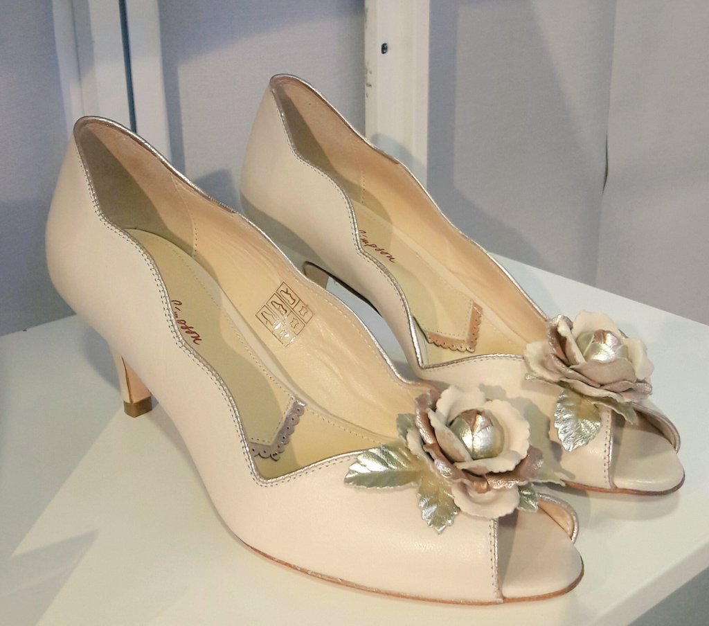 CountyWeddings's tweet photo. We found your something blue and some blooming lovely accessories from @rachelshoes at @WhiteGallery yesterday 🌹🌸 #WGL17 #bridal #footwear https://t.co/fc6IqshnZL