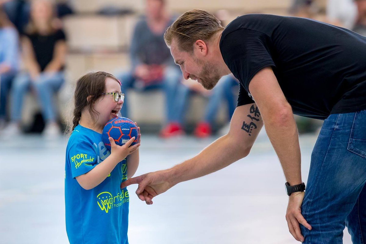 ValonmanoConV's tweet photo. No importa el color de tu piel, ni tu tamaño, ni si eres mujer o hombre, ni diestro o zurdo. Balonmano. BA-LON-MA-NO. 🔝👏 https://t.co/RwWGIhAOqM