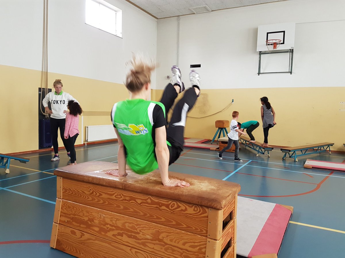 Free running tijdens de naschoolse activiteiten op de #Waaier  met coole voorbeelden van juf <a href="/Marleen_BW/">Marleen Wensink</a>. @BeweegWijs <a href="/ZutphenActief/">ZutphenActief</a>