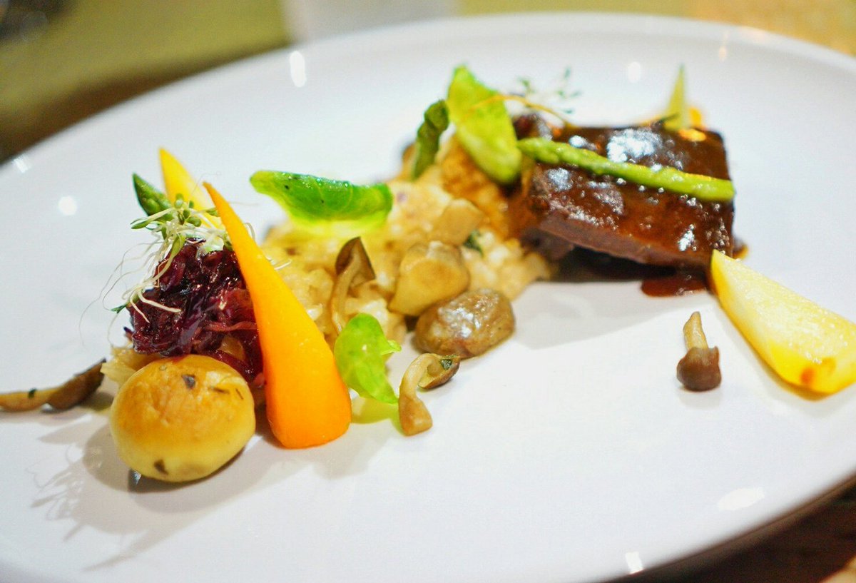tehnit4's tweet photo. @KutabexHotel Braised beef with sauteed vegetables, mix mushroom, risotto and gravy 😋😋 | @KutabexHotel https://t.co/sr6N8O0qTN