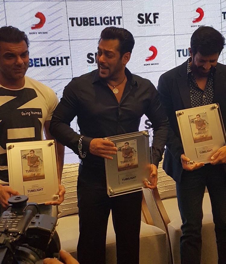 MissRoshni's tweet photo. @UrbanAsian check out the launch of @TubelightKiEid @BeingSalmanKhan new song! #tubelightfirstsong @amarbutala @kabirkhankk ๐๐๐ https://t.co/hbNHUpYvmY