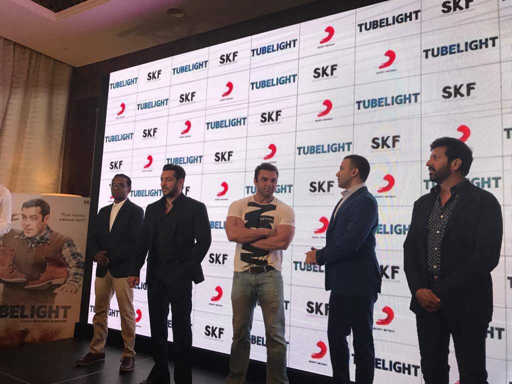 MissRoshni's tweet photo. @UrbanAsian check out the launch of @TubelightKiEid @BeingSalmanKhan new song! #tubelightfirstsong @amarbutala @kabirkhankk ๐๐๐ https://t.co/hbNHUpYvmY