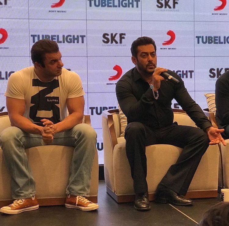 MissRoshni's tweet photo. @UrbanAsian check out the launch of @TubelightKiEid @BeingSalmanKhan new song! #tubelightfirstsong @amarbutala @kabirkhankk ๐๐๐ https://t.co/hbNHUpYvmY