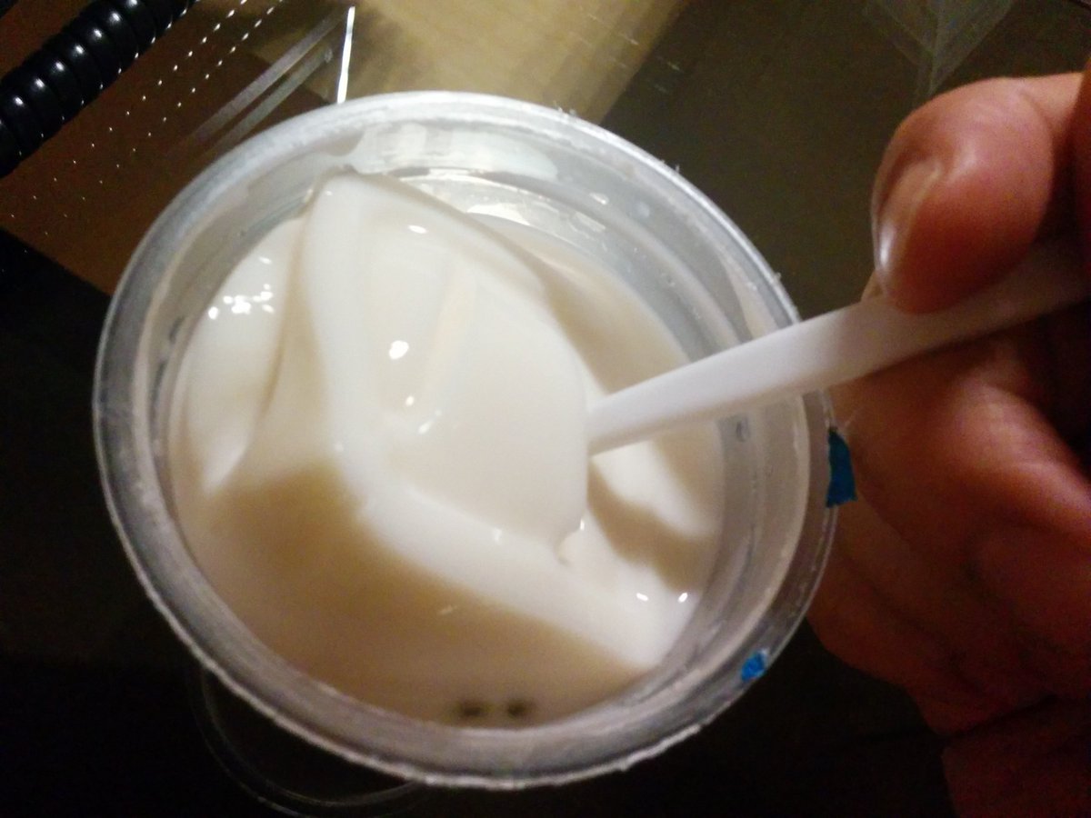 虫セロー1050 これ 日本にもあるココナッツミルクにタピオカ入ってる奴やろ と思ったら 中に固形物 甘い豆腐 そして ココナッツの味はほとんどしなくってものすごいコンデンスミルクの味 喉が焼けるほど甘い