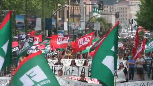 naiz_info's tweet photo. [BIDEOA] Irakaskuntzako langileen manifestazioa Donostian https://t.co/i3JQ2445vb https://t.co/8rYE7c3hCH