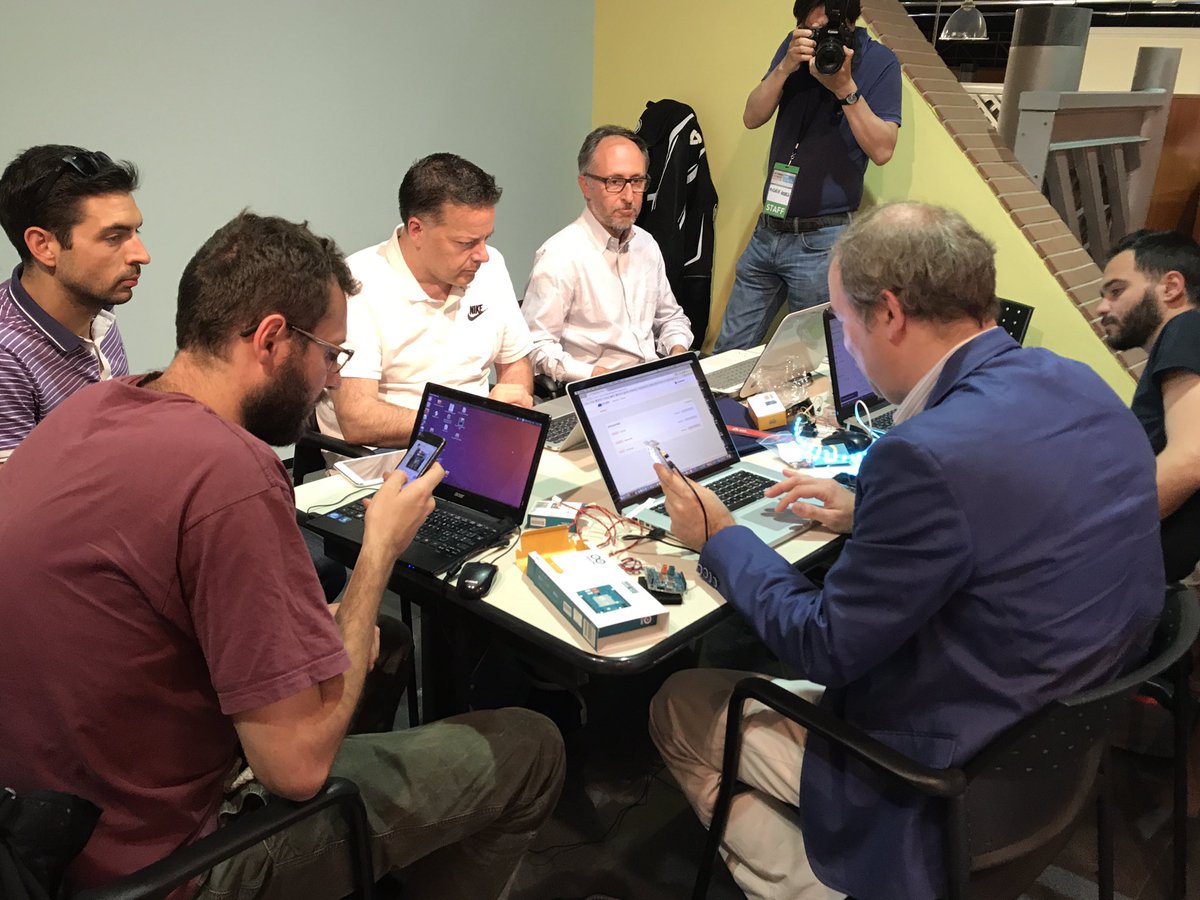 HandsOnFuture's tweet photo. Si comincia a smanettare alla grande 😎 #HOF17 #LoRaWAN #IoT https://t.co/2sYeQkk9lx