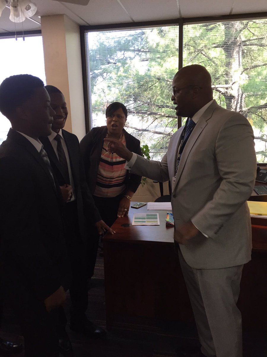 CounselorNbmp's tweet photo. Students shadowing their Mentors #centralofficementors @sitonarcisse @MNPSDirector @MoniqueFelder https://t.co/XVQ6AUgAAa