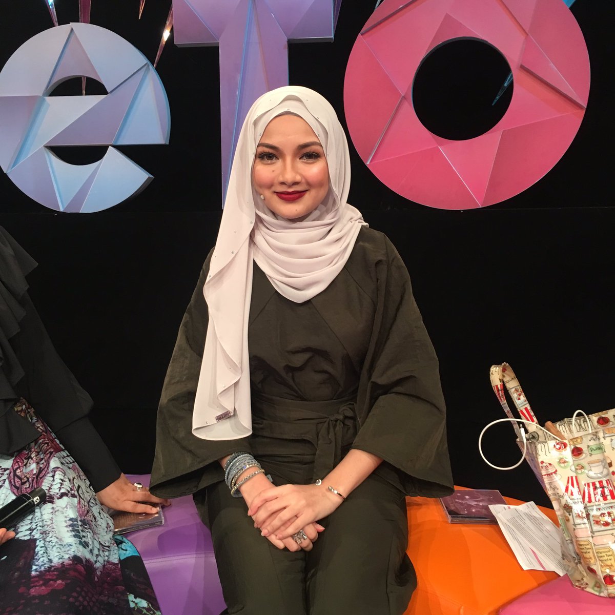 MyMeleTOP's tweet photo. Lady Boss bagi senyum cantik sebab ramai betul nak hadiah tudung Naelofar kan. Bukan tu ja, LADY BOSS NAK PAYUNG LAGI 10 HELAI!
CEPAT TWEET! https://t.co/HFPPZwPjGR