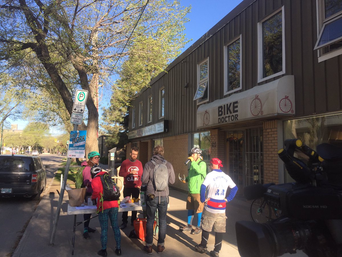 AdamMacVicar's tweet photo. It's Bike To Work Week in #YXE. You'll see stations like this all over town throughout the week; free refreshments for local cyclers. https://t.co/oZj6jyzdWm