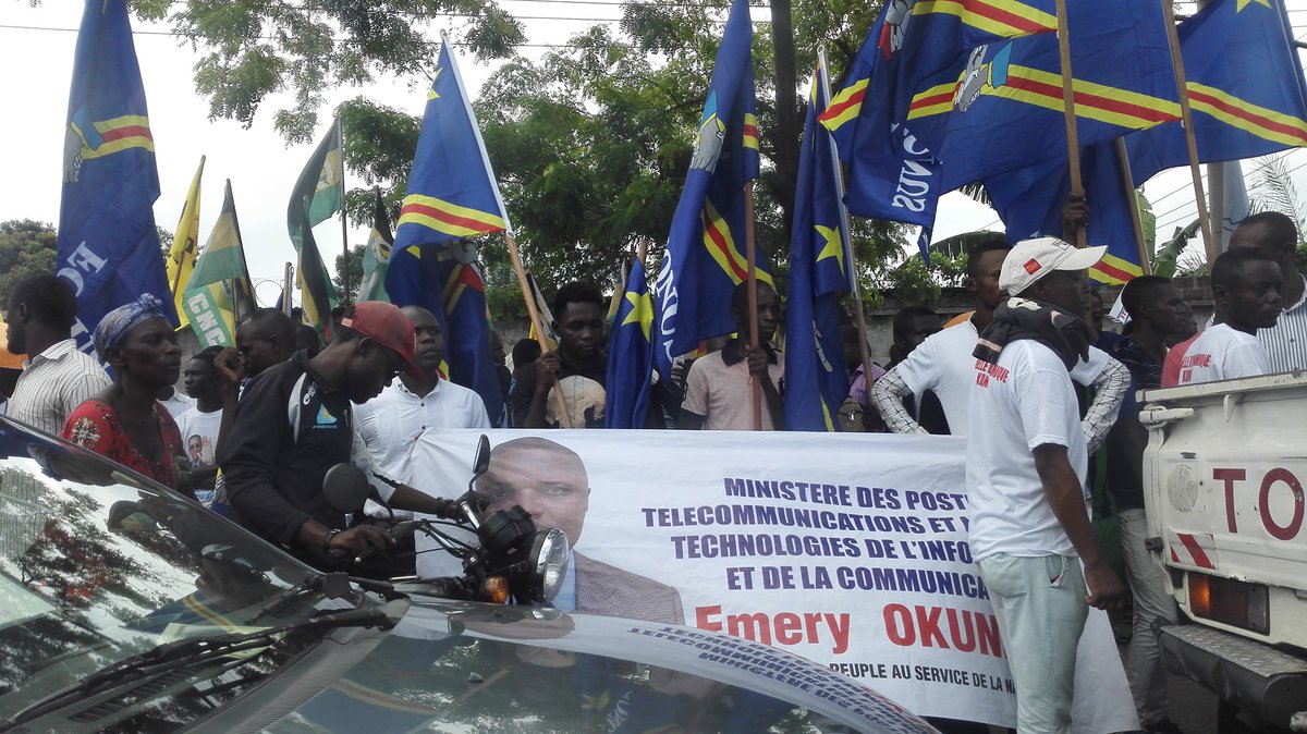 KamandaKela1's tweet photo. Ambiance de l'extérieur ... 
#Rdc  @BrunoTshibala est soutenu par le peuple.
Plus https://t.co/vcGCuNwnTR