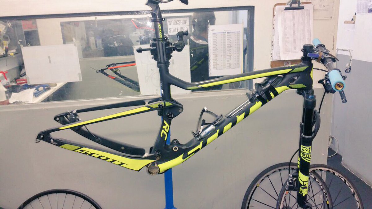 Strip down! Because looking after your equipment is as important as training 👌🏼 Thanx <a href="/naeem_valencia/">Valencia</a> and <a href="/groenmorne/">morne groenewald</a> for the tlc