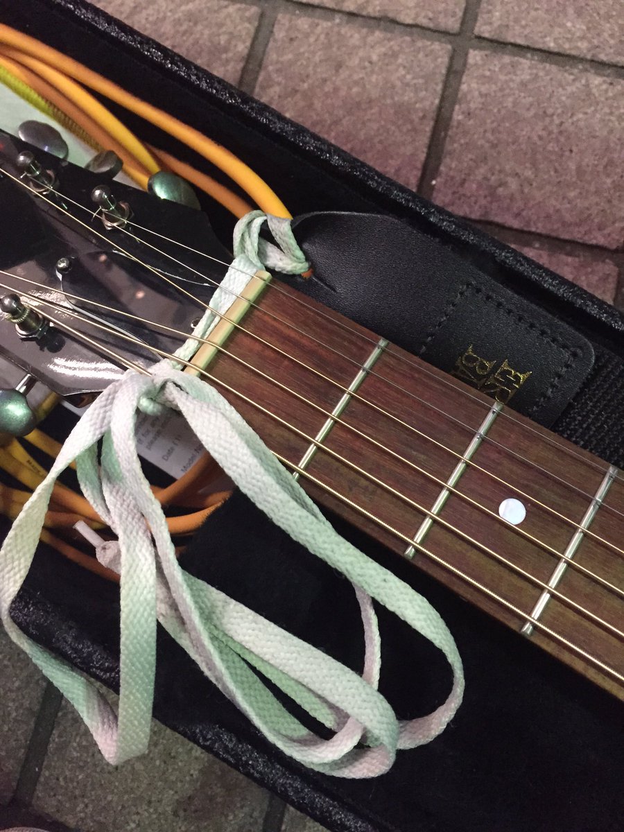 O Xrhsths 鈴木飛翔 すずきつばさ Sto Twitter ストラップ忘れて弾き語りしずらかったから緊急でストラップ 買ったけど ギターにつける紐がなかったから靴紐で代用したこんにち オレンジの靴紐のかわりみたいなやつはストラップかった楽器屋の袋のラベル なんか