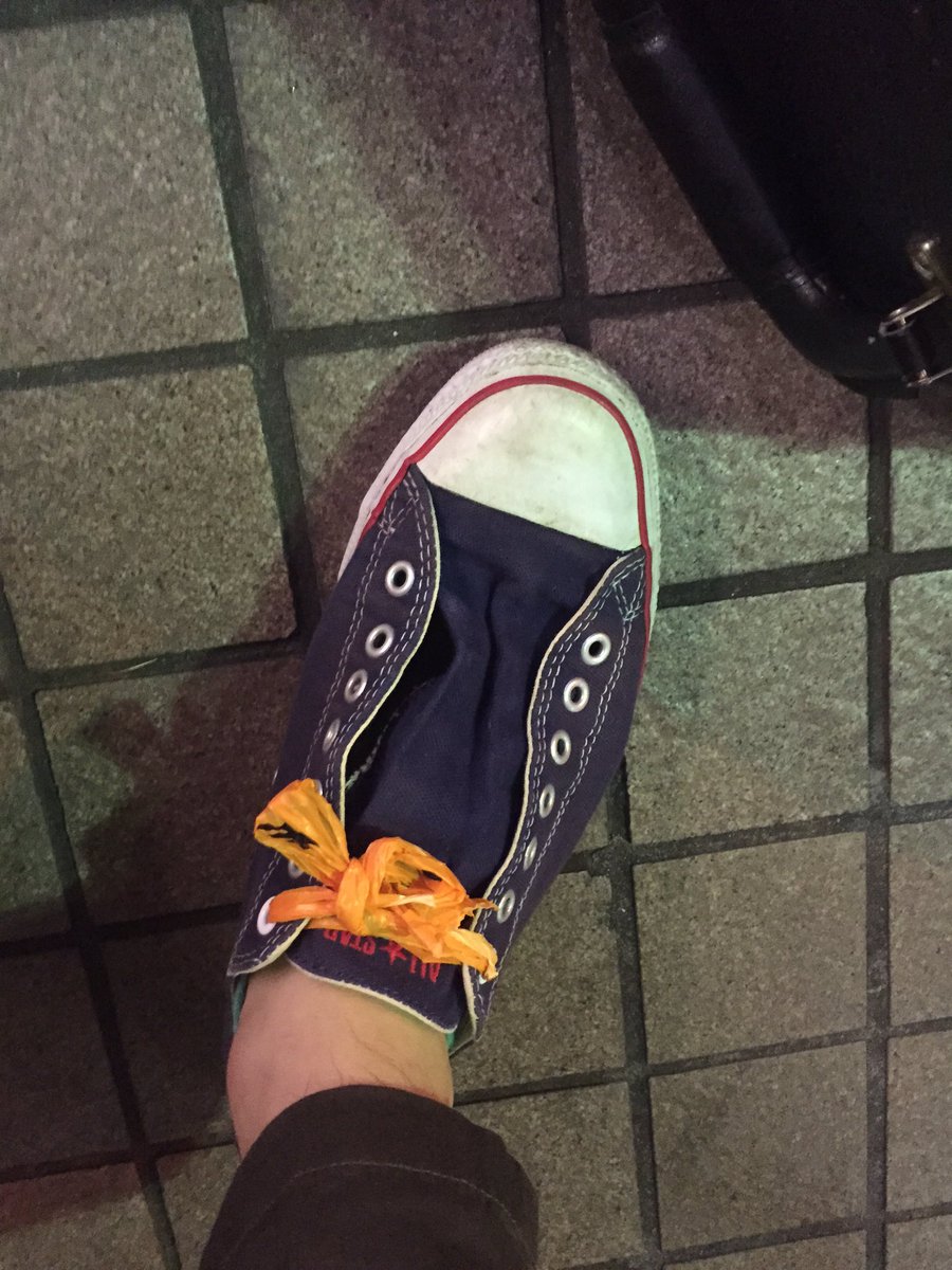 鈴木飛翔 すずきつばさ ストラップ忘れて弾き語りしずらかったから緊急でストラップ買ったけど ギターにつける紐がなかったから 靴紐で代用したこんにち オレンジの靴紐のかわりみたいなやつはストラップかった楽器屋の袋のラベル なんか気に入ったから