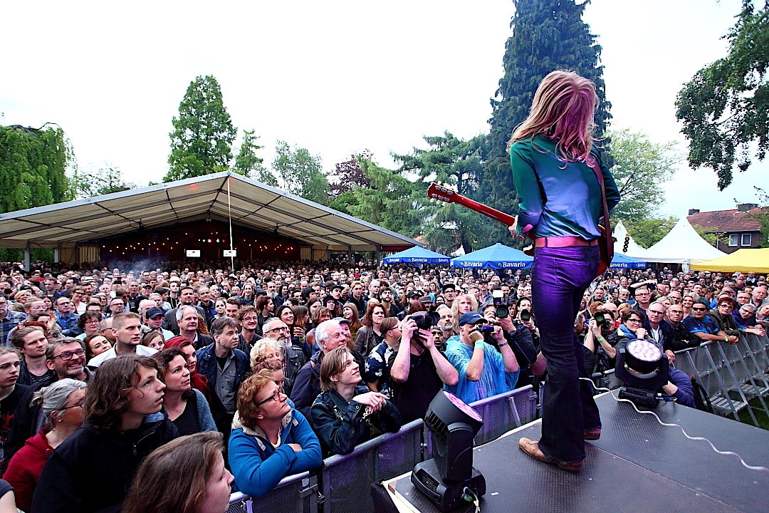 Mama's Pride festival 2017 verrast bezoekers met zeer gevarieerde line-up
Lees verder:
3voor12.vpro.nl/lokaal/limburg…