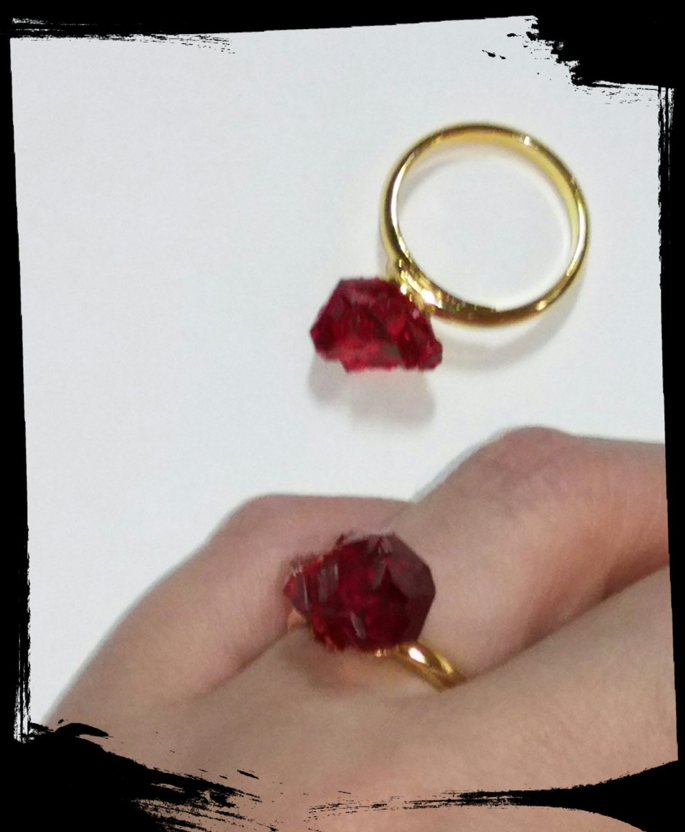 Koujudas's tweet photo. 主に天然石を使用したアクセサリー、鉱石レジンの小物、アクセサリーを作っております。

たまに、絵も描きます。(自称絵描きから、装飾品職人と化してますが………)

とりあえず、何か色々やってますwww https://t.co/aLzOGyd3Qb