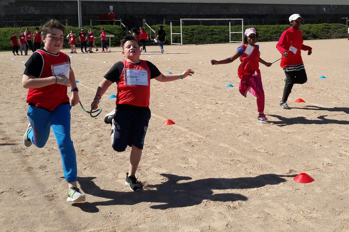 phdelamarre's tweet photo. #Paris2024 journée olympique @usepnationale à Agneaux  #SaintLoAgglo 50 @acCaen atelier .courir à deux #fraternité https://t.co/qiwd7x7vDs