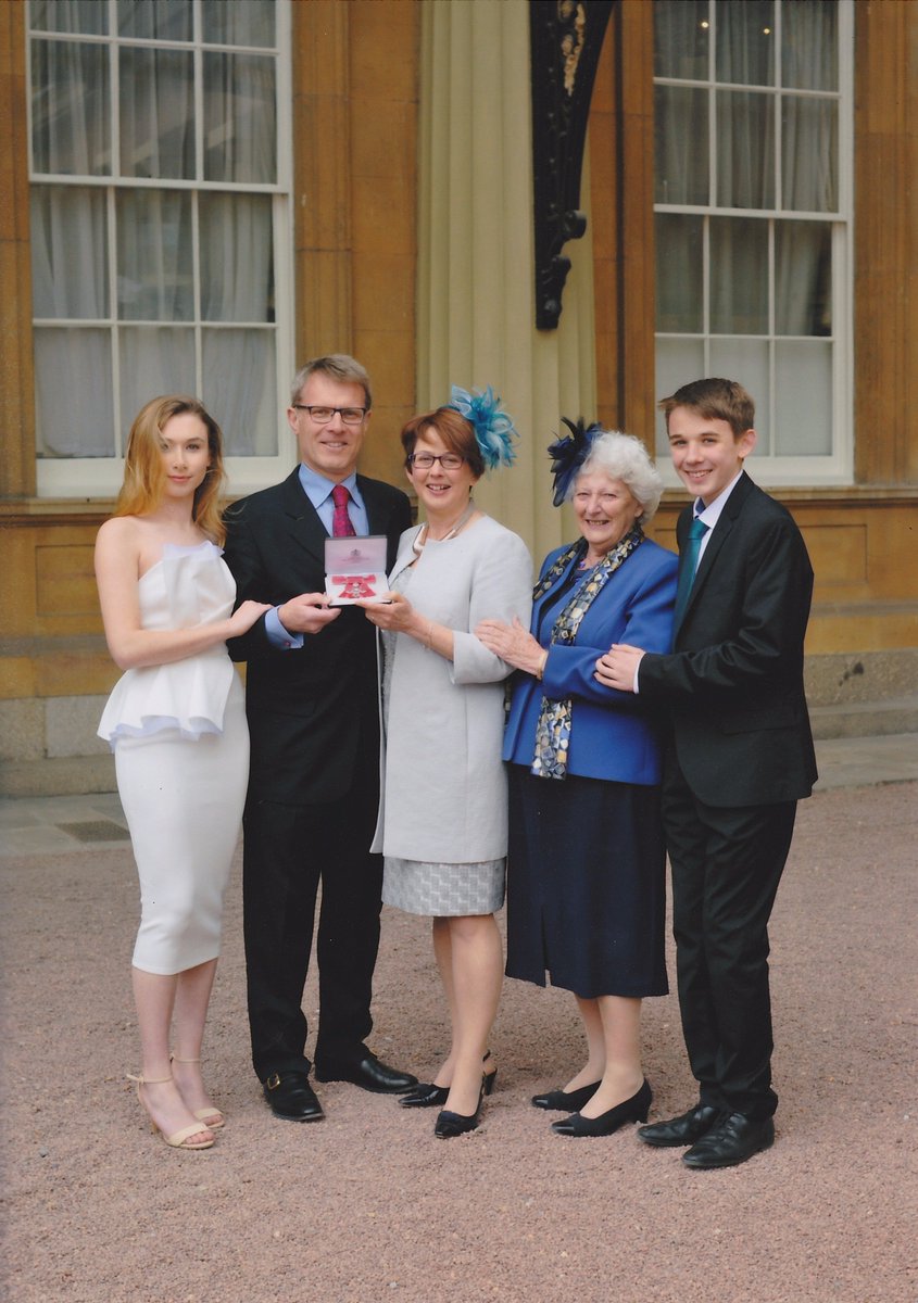 Jan_Katalytik's tweet image. Great family day out at the Palace to collect the MBE. #inclusiveengineering  @wes1919 &apos;yer &apos;tis