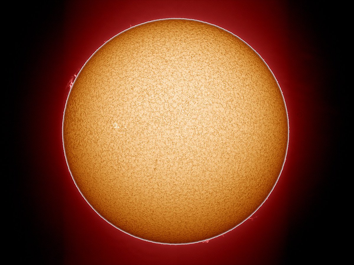 UllrichDittler's tweet photo. A wonderful clear morning to observe the #Moon an the #Sun (with its #Prominances) after dawn.
#SolarObserver, #Astrophotography https://t.co/F70xG3gFji