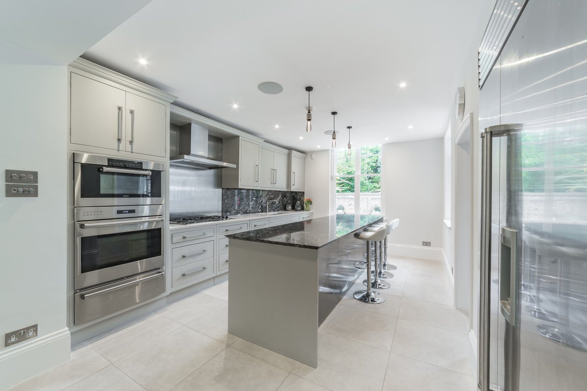 Waterford_Inter's tweet image. Our Metro kitchen has a bright modern glam look in this stunning design by  @HarwoodHolmes