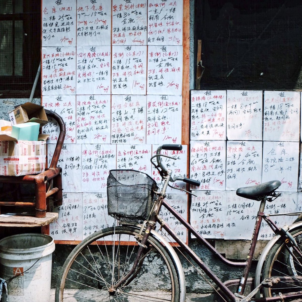 Is it me you're looking for? An analog version of Craiglist in one of Shanghai’s oldest residential alleyways. 
#wshanghaithebund #winsider