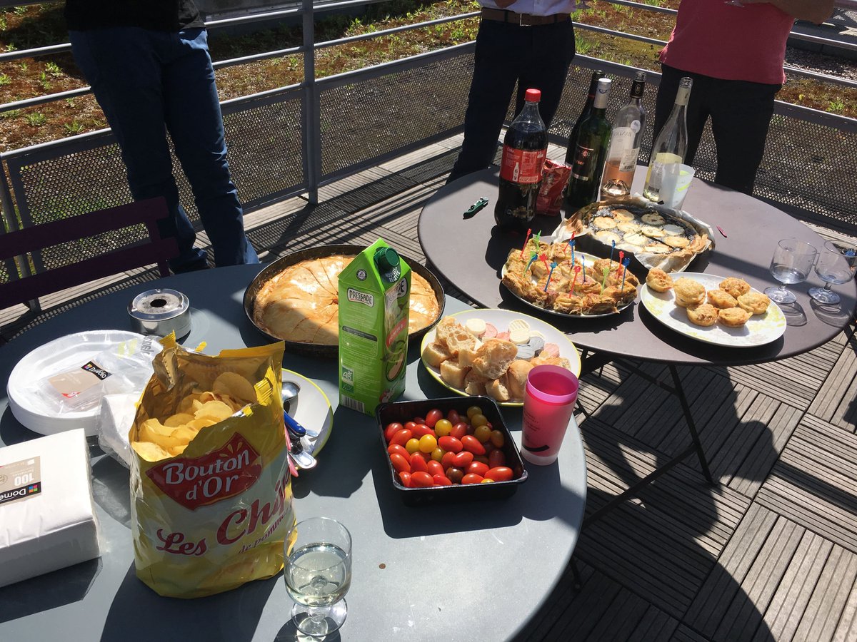 Clictill's tweet photo. Chez Clictill, on aime bien fêter les anniversaires ! Au programme : apéritif et convivialité 😃 #viedentreprise #momentoff https://t.co/jtENgHhn9t